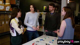 ���្ម័ foursome អាសូរជាមួយជល់ឃ្លាន MILF ស្ត្រីមេផ្ទះ