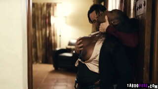 Извращенный клиент белән шөгыльләнергә тели, секс белән сексуаль риэлторшей Осой Милой, ә аннары ул купит йорт