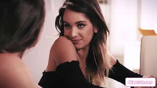 Tình nhân, ông chủ muốn gặp cô gái lao động vui tươi to, nếu cô muốn tiếp tục công việc của mình.Cô đặt trên đầu gối của cô âm hộ của cô