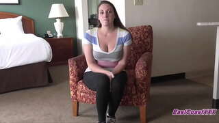 Lielā Zīlīte MILF sucks un fucks divi puiši klausīšanās