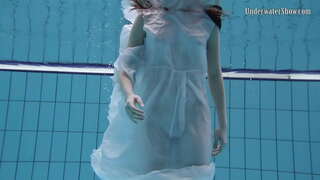 ���្រោមទឹកពិភពលោកនៃកូនក្មេងអាក្រាត