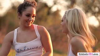 Lesbische data steil blond vervolgens velgen en likt haar kut