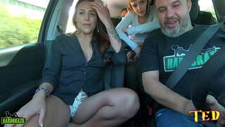 Auto on täynnä, ja Nauttii Rakkaus gets alasti transit