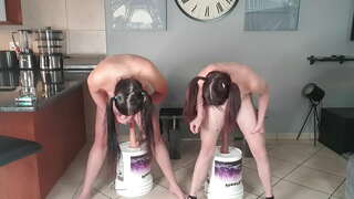 2 nahé malé titted mladejch kurev, jak dělat dildo squat kurva výzvu spolu | dildo ride