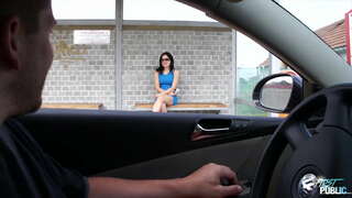 قذر يا صاح اختيار وحيدا فاتنة في محطة الحافلات ، تبين لها كم هو رائع العامة وضاجع في الطبيعة