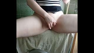 Tüdruk suur tagumik saab orgasmi kohta, pesumasin ja Vibraator