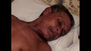 Orang tua mendapatkan beberapa lemak pantat