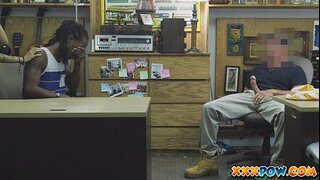 Biedny facet patrzy, jak jego własne dziewczyny pieprzą!