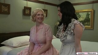 Busty blonde ymweliadau ei brunette ffrind ac maent yn dechrau sôn am y maint eu bronnau.Ar ôl hynny,maent yn cael horny ac maent yn dechrau cusanu ei gilydd.Nesaf yn cael ei ffrind sucks ar ei tits ac yn licks ei pussy.Yn gyfnewid, mae hi&#039;n gwneud yr un peth i ei ffrind.