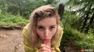 Симпатичная кыз ала, аның тирән шул авызы астында дождем - бирде ева Эльфи Симпатичная кыз ала, аның тирән шул авызы астында дождем - бирде ева Эльфи