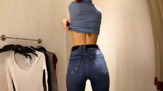 ���ស្ចារ្យមែន! ក្មេងស្រីក្តៅជាមួយ tits តូចស្លៀកពាក់អាវយឺតនិងសាធារណៈនៅក្នុងបន្ទប់ប្ដូរ ៤K ៦០fps