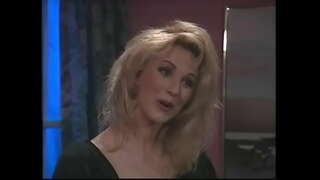 Whakamiharo wahine kakaho ngote tikaokao, me te whiwhi ia māwhero cunt wiria i runga i te moenga, pango